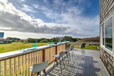 Immerse Yourself in the Beauty of Nature at the Magic Shores Seaside Flat